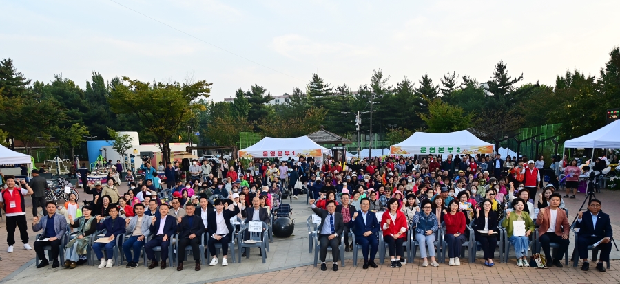 선학동 주민자치회는 지난 16일 선학어린이공원에서 열린 제8회 선학동 마을축제 별이 빛나는 밤愛가 선학동 밤하늘을 사랑의 빛으로 물들였다